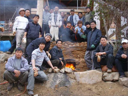 28기 교육생들과 함께... 구들놓기 실전교육후 만들어진 구들에 불을 집히고 교육생들과 함께한 무운선생. 